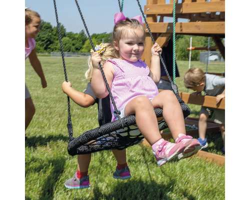 Kinder schaukeln auf einer Nestschaukel im Freien