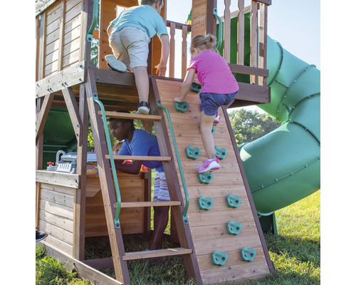 Spielturm aus Holz mit Kletterwand, Rutsche und Kindern