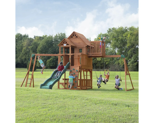 Kinderspielplatz mit Rutsche, Schaukeln, Kletterwand und Spielhaus