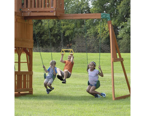 Kinder spielen auf einer hölzernen Schaukelanlage im Garten.