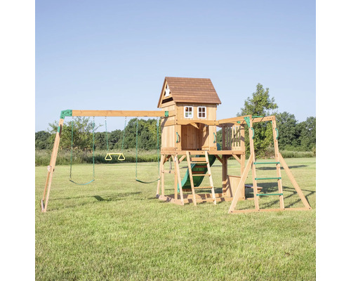 Spielplatz mit Schaukeln, Rutsche und Spielhaus auf einer Rasenfläche