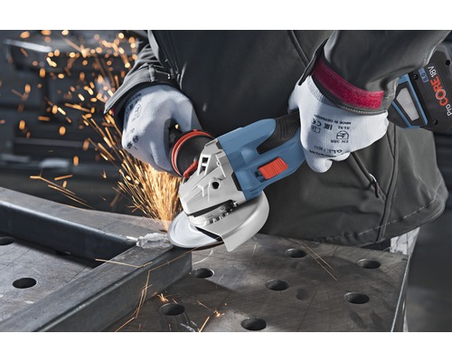 Akku-Winkelschleifer im Einsatz beim Bearbeiten von Metall