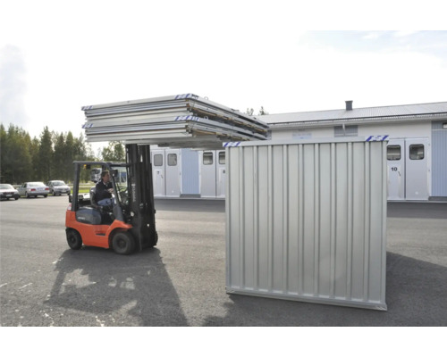 Gabelstapler transportiert Metallplatten für ein Gebäude