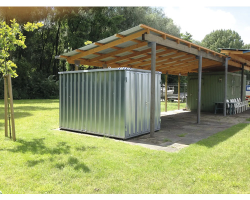 Metallgerätehaus unter einem Unterstand im Freien