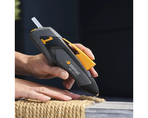 Person verwendet eine Steinel MG 1007-S Heißklebepistole, um Seil an einem Holzrahmen zu befestigen.