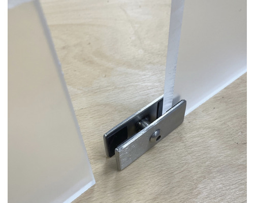 Detailaufnahme einer Glasplattenbefestigung mit Glasklemmen