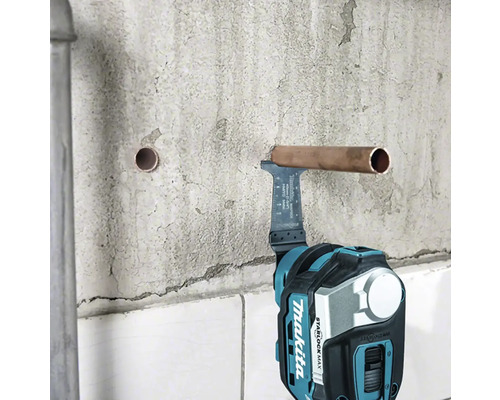 Makita Logo. Eine Kupferleitung wird mit einem Multifunktionswerkzeug durchtrennt.