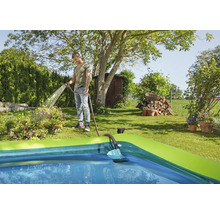 Mann bewässert Garten mit Schlauch neben Swimmingpool