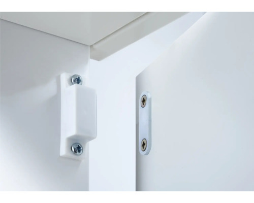 Weißer magnetischer Türverschluss an Möbeln befestigt