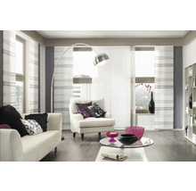 Helles Wohnzimmer mit Schiebevorhängen, Sofa, Sessel und Stehlampe.