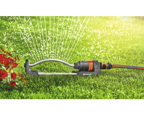 Gardena Regner auf Rasen mit Wasserstrahlen