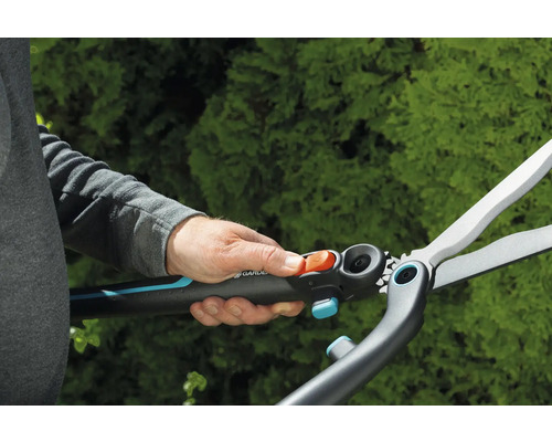 Gardena Strauchschere im Gebrauch für den Gartenschnitt