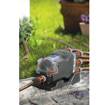 Gardena Wasserverteiler Automatic mit mehreren angeschlossenen Gartenschläuchen im Außenbereich