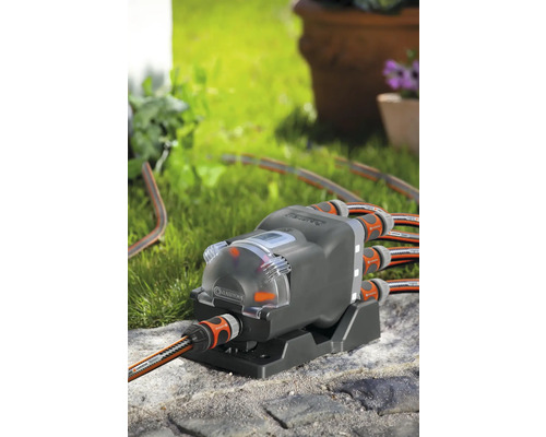 Gardena Wasserverteiler Automatic mit mehreren angeschlossenen Gartenschläuchen im Außenbereich