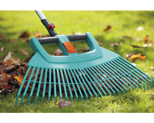 Gardena Rechen zum Aufsammeln von Laub auf dem Rasen