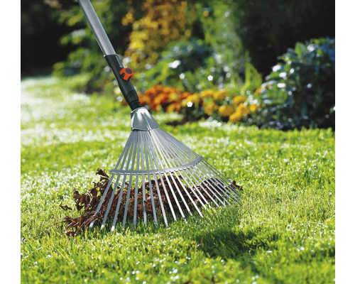 Laubbesen im Einsatz auf Rasenfläche