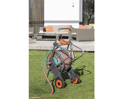 Gartenschlauchwagen mit Schlauch auf Rasenfläche