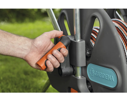 Gartenschlauchwagen mit Handkurbel in Bedienung