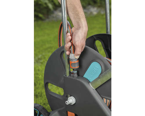 Anschließen eines Gartenschlauchs an eine Schlauchwagen