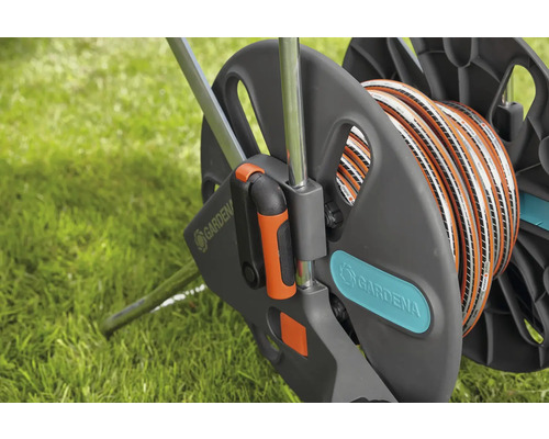 Gardena Schlauchwagen mit Gartenschlauch auf Rasen