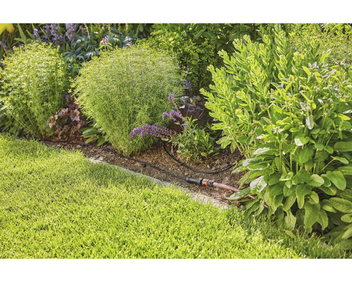 Gartenbewässerungssystem in einem bepflanzten Gartenbeet.