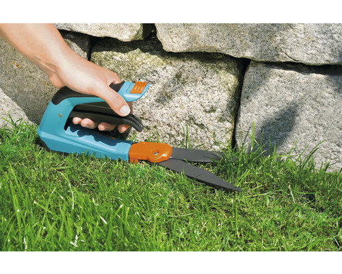 Gardena Grasschere im Einsatz zum Rasenkantenschneiden