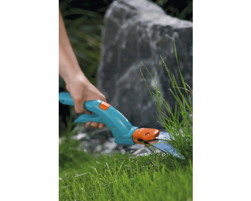 Gartenschere beim Grasschneiden