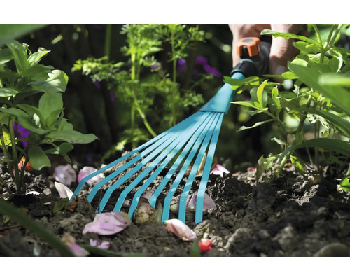 Gartenrechen zum Reinigen des Bodens