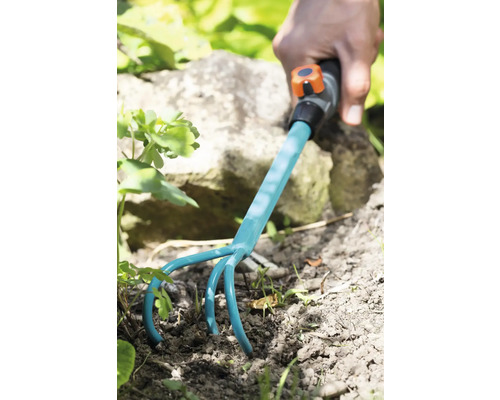 Gartenkralle im Einsatz zur Bodenbearbeitung