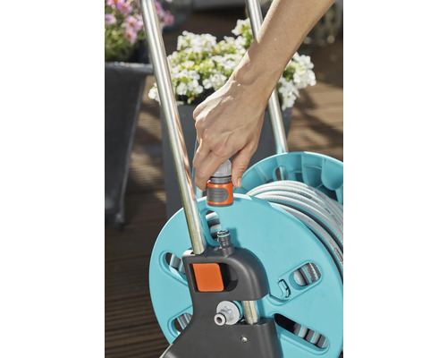 Gartenschlauchwagen mit Wasseranschluss im Garten