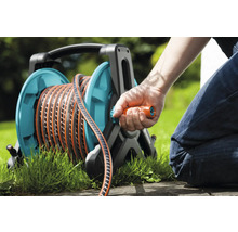 Aufroller mit Gartenschlauch im Garten