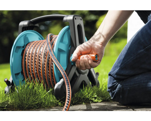 Aufroller mit Gartenschlauch im Garten