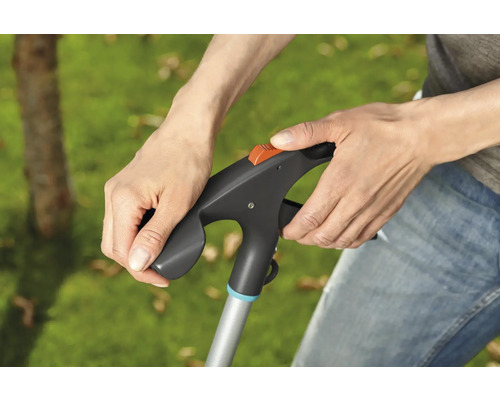 Detailaufnahme einer Person, die eine Greifzange bedient