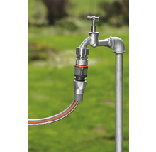 Gartenschlauch an einem Wasserhahn mit Schlauchverbinder angeschlossen