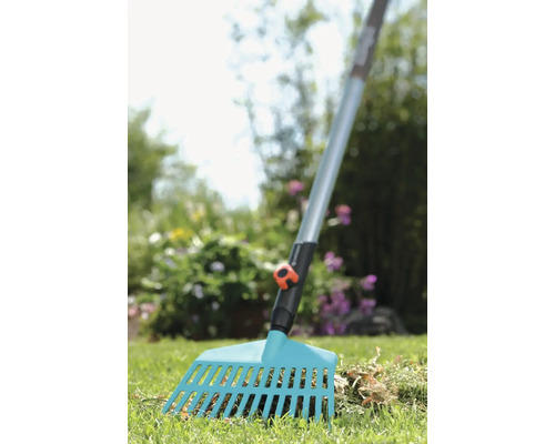 Gartenrechen aus Kunststoff mit Stiel zum Zusammenkehren von Laub