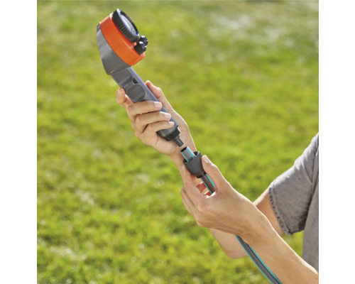 Gartenschlauch wird an eine Multifunktionsbrause angeschlossen