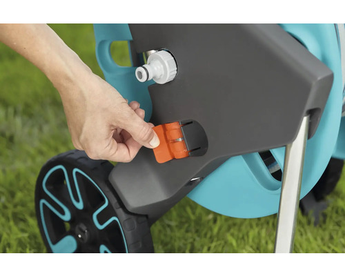 Detailaufnahme eines Gartenschlauchwagens mit Schlauchanschluss und Bedienhebel