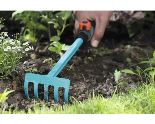 Gartenrechen im Einsatz zur Bodenbearbeitung