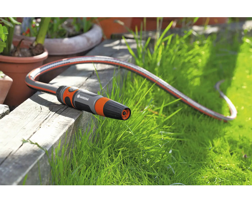 Gardena Gartenschlauch mit Spritze auf einer Holzoberfläche