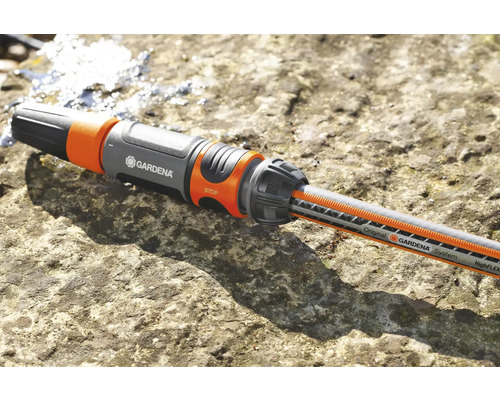 Gardena Schlauchverbinder mit Wasserschlauch auf Steinoberfläche