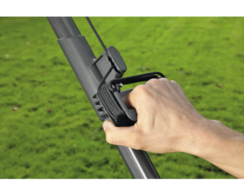 Hand hält Rasenmäher-Griff