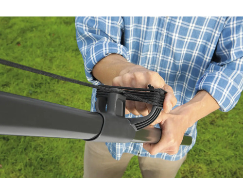Detailansicht einer Person, die eine Wäscheschirmleine befestigt