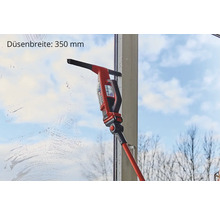 Fenstersauger mit 350 Millimeter Düsenbreite beim Reinigen eines Fensters