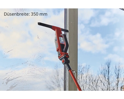 Fenstersauger mit 350 Millimeter Düsenbreite beim Reinigen eines Fensters