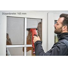 Mann reinigt Fenster mit einem Akku-Fenstersauger