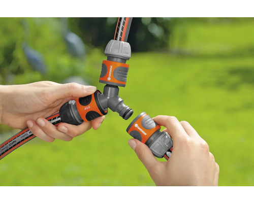 SB-Y-Stück für Übergang GARDENA für Übergang auf 13 mm (1/2")-Schläuche Gardena Verteilerstück mit Gartenschlauch-Anschluss in der Hand