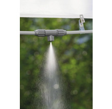Bewässerungssystem mit T-Stück und Wasserstrahl in Betrieb