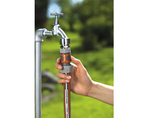 Gartenschlauchanschluss am Wasserhahn befestigt