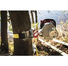 Tragbarer Seilzug befestigt an Baum mit Gurtband und Haken.