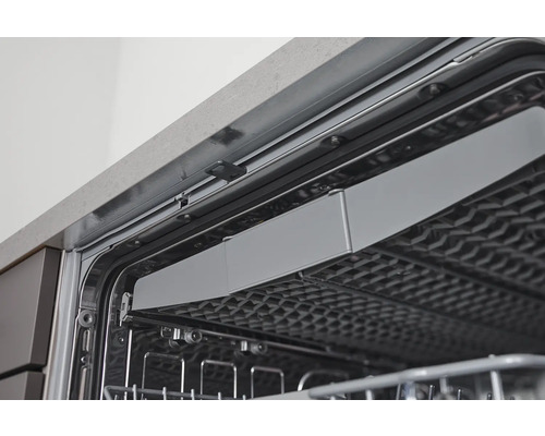 Innenansicht eines Geschirrspülers mit Korb